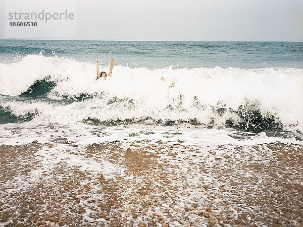 Spielen in den Wellen.