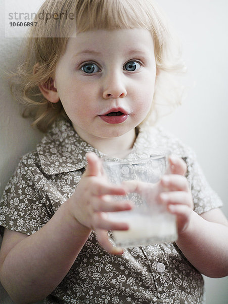 Ein Mädchen trinkt ein Glas Milch  Schweden.