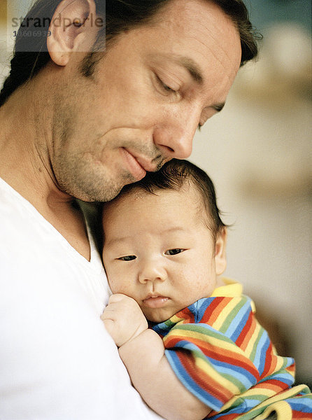 Porträt eines Vaters mit einem Baby.