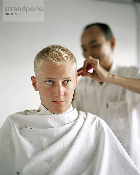 Ein skandinavischer Mann beim Friseur.