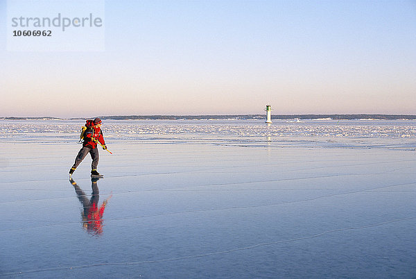 Eine Frau beim Schlittschuhlaufen  Schweden.