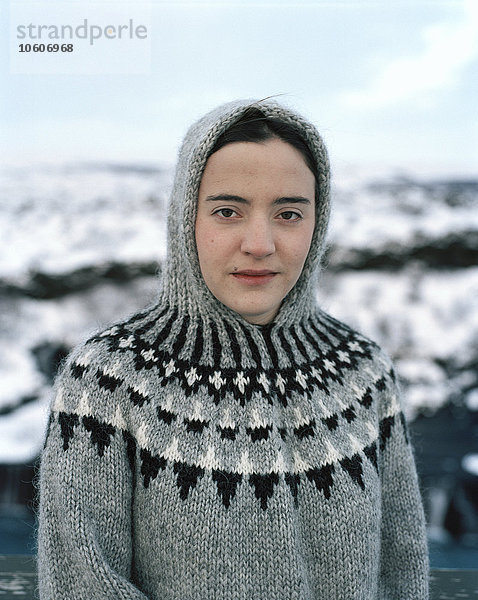 Porträt einer Frau  Hraunfoss  Island.