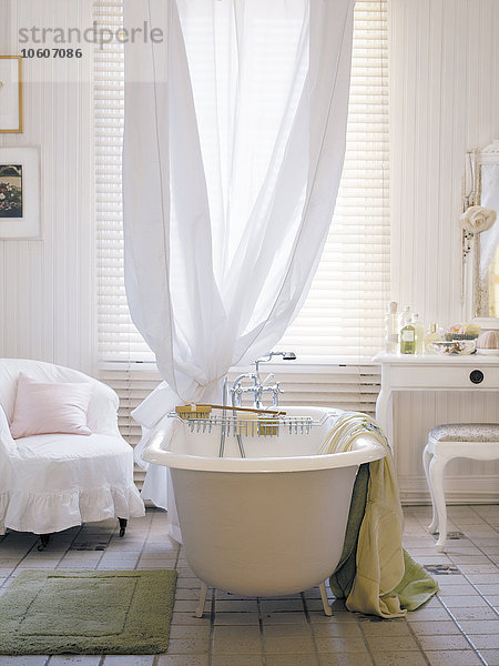 Ein weißes Badezimmer  Schweden.