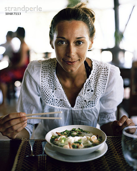 Eine skandinavische Frau beim Mittagessen  Thailand.