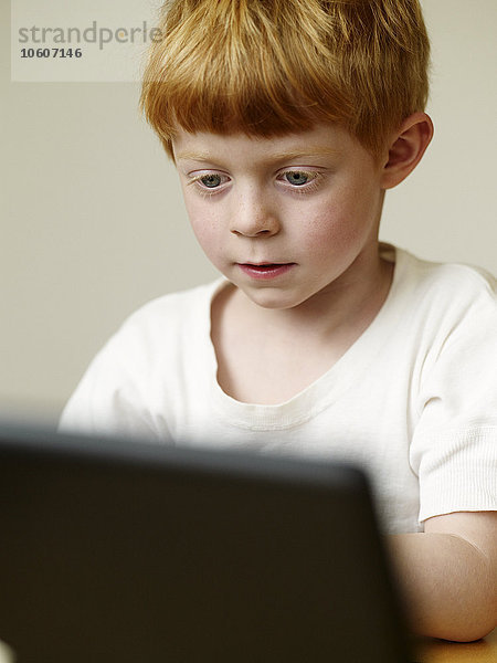 Ein Junge schaut auf einen Computer  Schweden.
