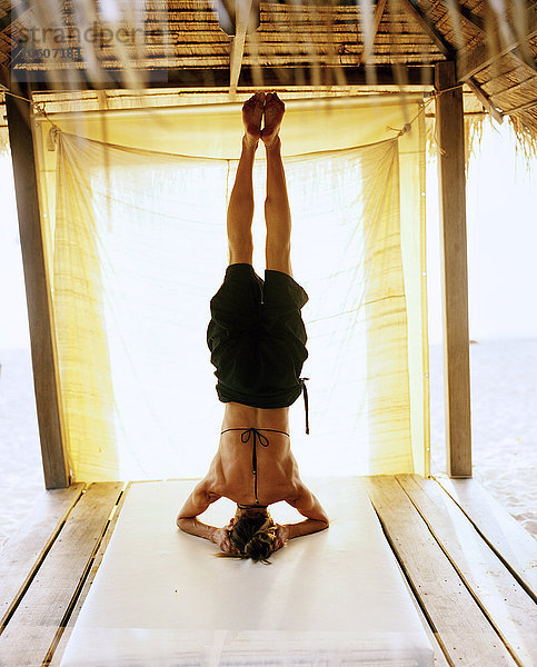 Eine skandinavische Frau beim Yoga  Thailand.
