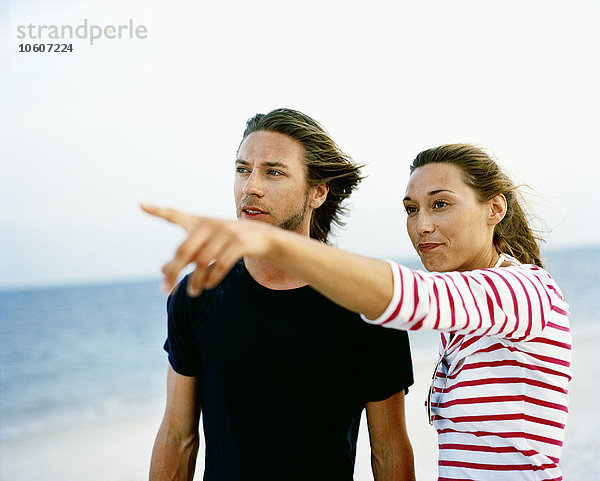 Ein Mann und eine Frau am Strand.