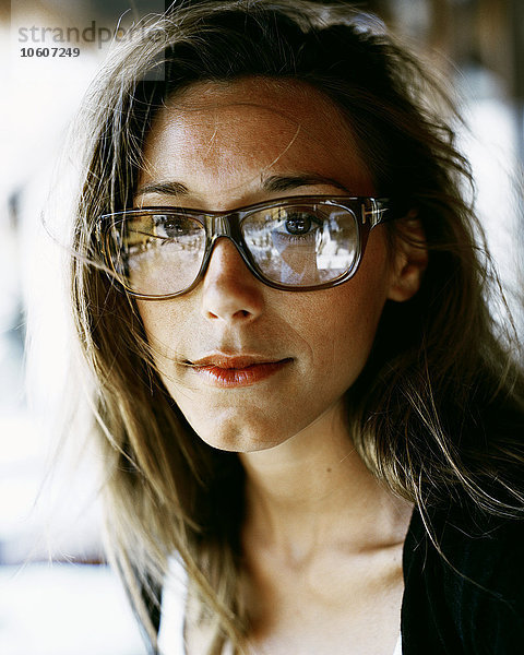 Porträt einer Frau mit Brille.