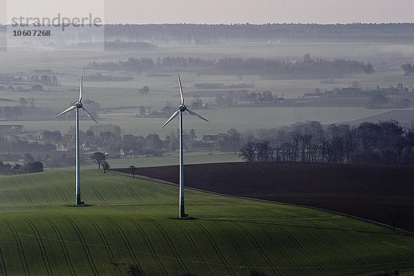 Windkraftanlagen in einem landwirtschaftlichen Gebiet  Skane  Schweden.