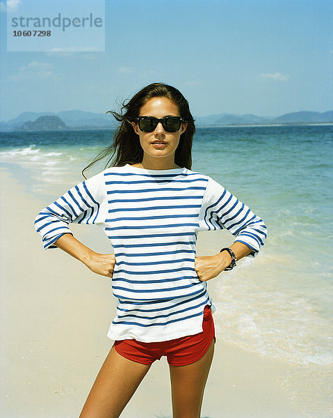 Eine junge skandinavische Frau am Strand.