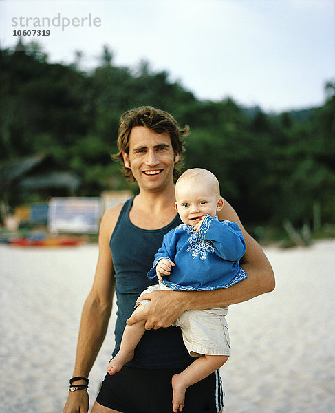 Vater und Baby zusammen im Urlaub  Thailand.