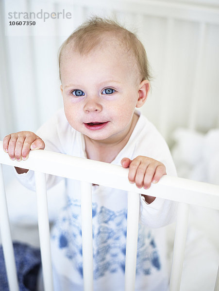 Baby in einem Kinderbettchen  Schweden.