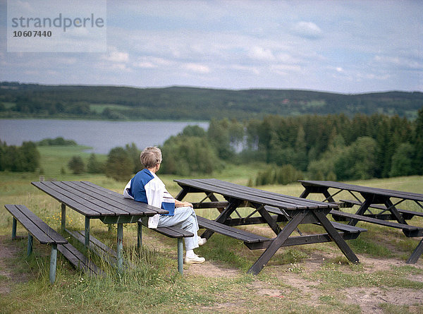 Eine ältere Frau bewundert die Aussicht auf Smaland  Schweden.