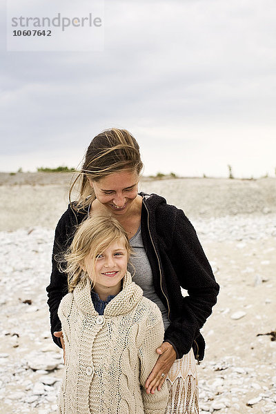 Mutter und Tochter an einem Strand  Schweden.