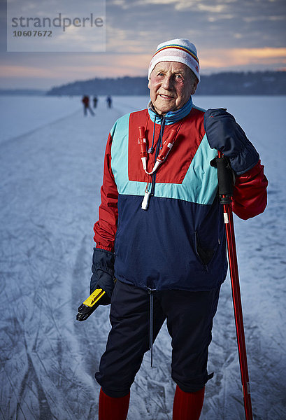 Ein älterer Mann beim Schlittschuhlaufen