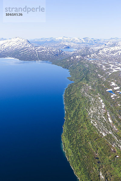 Luftaufnahme eines Bergsees