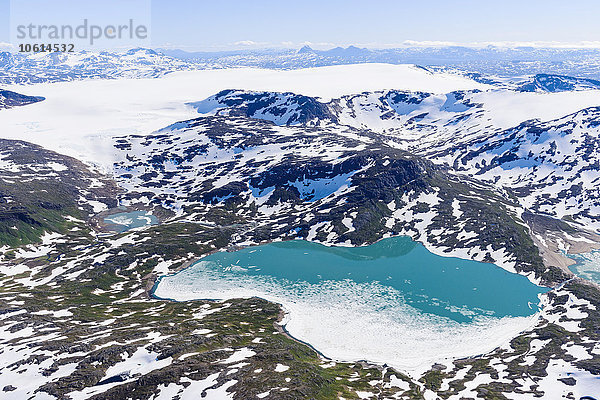 Luftaufnahme eines Bergsees