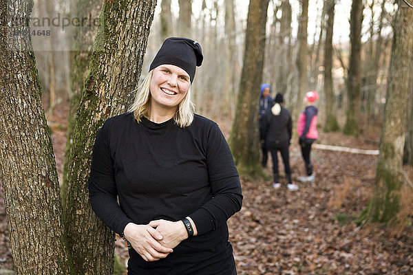 Lächelnde Frau im Wald