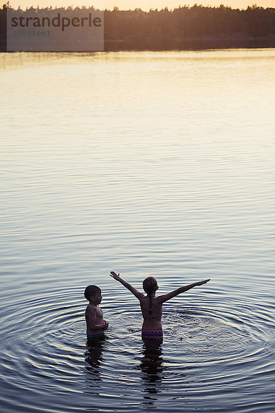 Kinder im Wasser