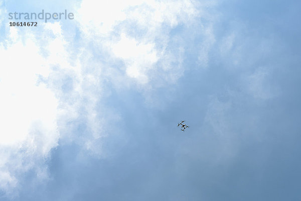 Quadcopter fliegen in den Himmel