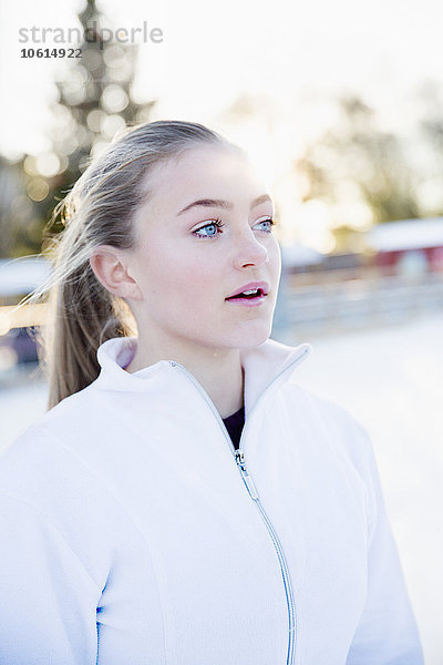 Junge Frau auf der Eislaufbahn