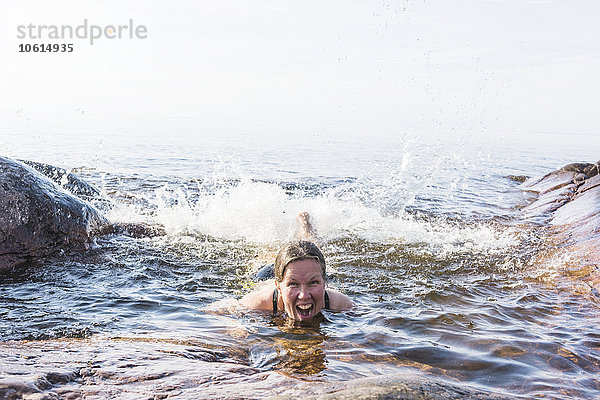 Glückliche Frau im Meer