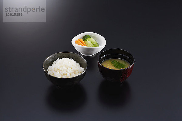 Miso-Suppe nach japanischer Art  Reis und Essiggurken