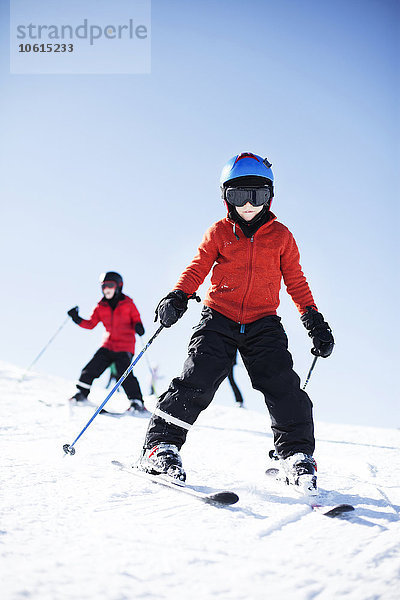 Junge beim Skifahren