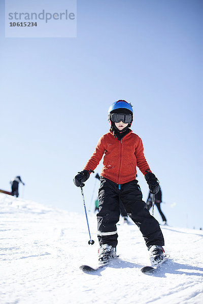 Junge beim Skifahren