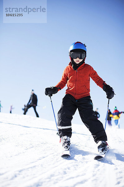 Junge beim Skifahren