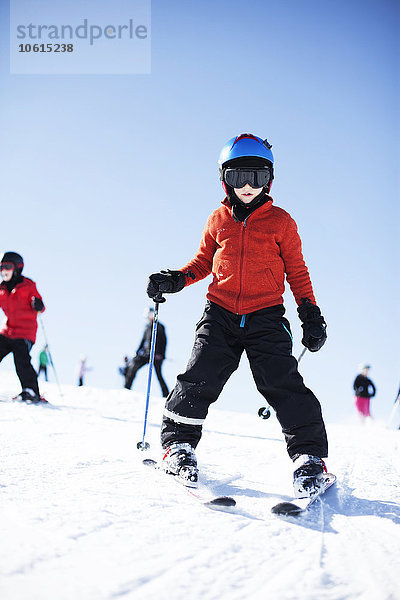 Junge beim Skifahren