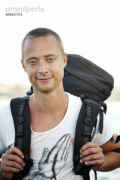 Porträt eines jungen Mannes mit Rucksack