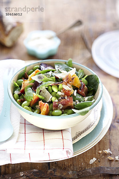 Salat mit Bohnen und Spinat