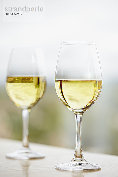 Weißwein in Gläsern