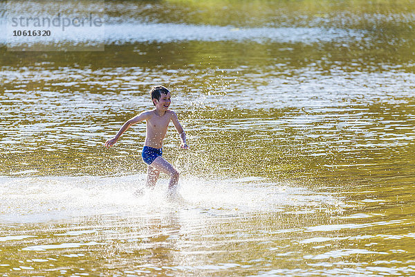 Junge läuft im Wasser