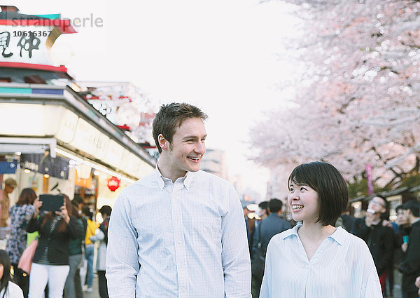 Junges multiethnisches Paar genießt den Tourismus in Tokio