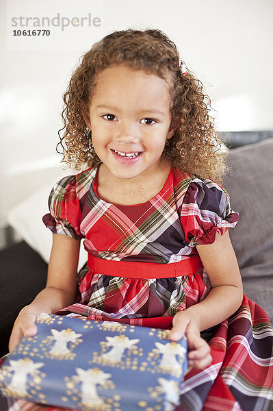 Porträt eines Mädchens mit Weihnachtsgeschenk