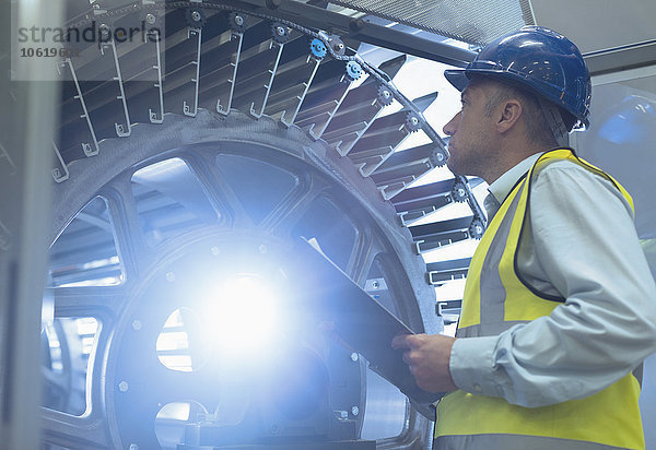 Supervisor mit Klemmbrettprüfmaschine in der Druckerei