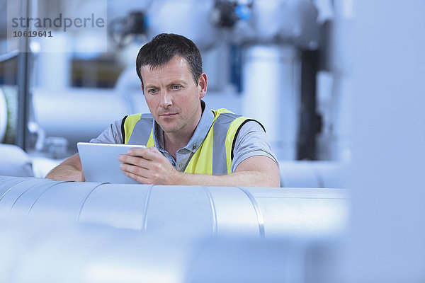 Arbeiter mit digitalem Tablett in der Fabrik