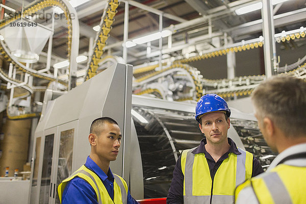 Arbeiter im Gespräch in der Druckerei