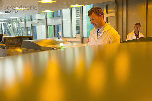 Arbeiter unter den Druckern in der Druckerei