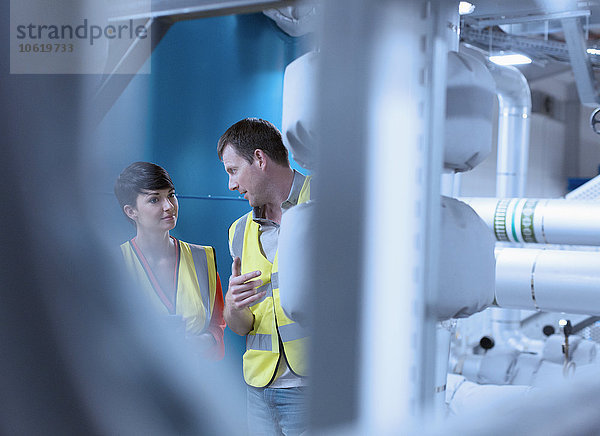 Arbeiter sprechen in der Fabrik