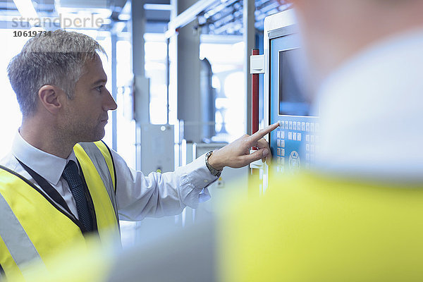 Mitarbeiter am Schaltschrank in der Fabrik