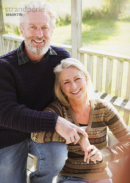 Portrait lächelndes Seniorenpaar auf der Veranda