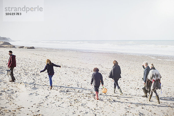 Mehrgenerationen-Familienwanderung am sonnigen Strand