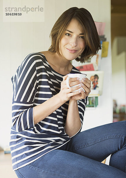 Portrait lächelnde brünette Frau beim Kaffeetrinken