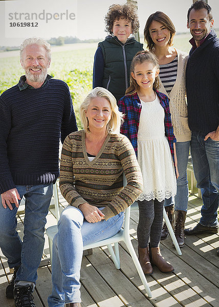 Portrait lächelnde Mehrgenerationen-Familie auf der Veranda