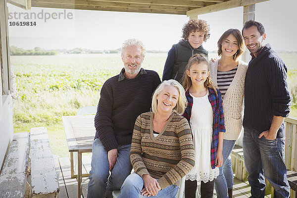 Portrait lächelnde Mehrgenerationen-Familie auf der Veranda