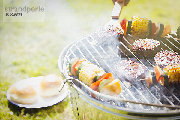 Hamburger und Gemüsespieße auf dem Grill