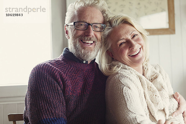 Portrait lachendes Seniorenpaar umarmend